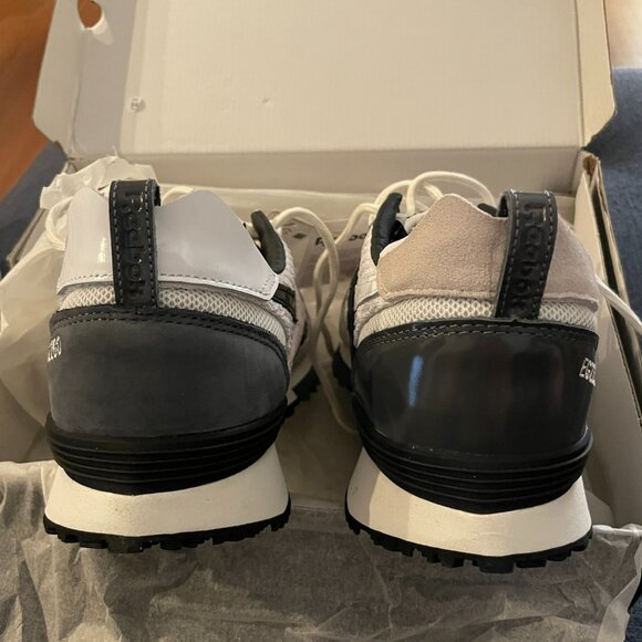 Athletic_Shoes